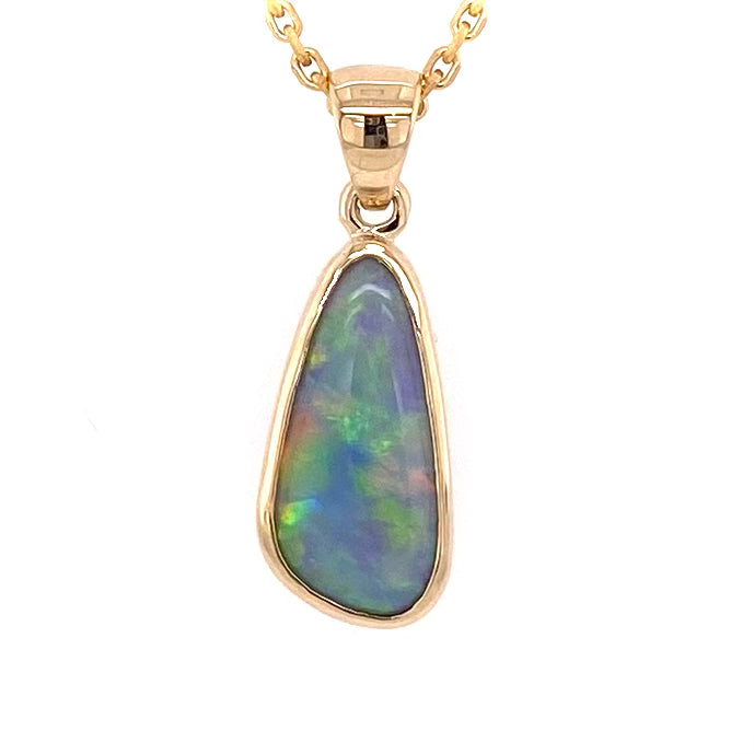 Vedhæng med en ægte solid opal fra vores mine i Lightning Ridge, Australien indfattet i 14 karat guld. Opalen er 2,26 ct, og bodytone er N6.