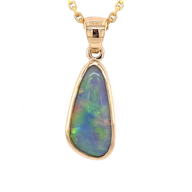 Vedhæng med en ægte solid opal fra vores mine i Lightning Ridge, Australien indfattet i 14 karat guld. Opalen er 2,26 ct, og bodytone er N6.