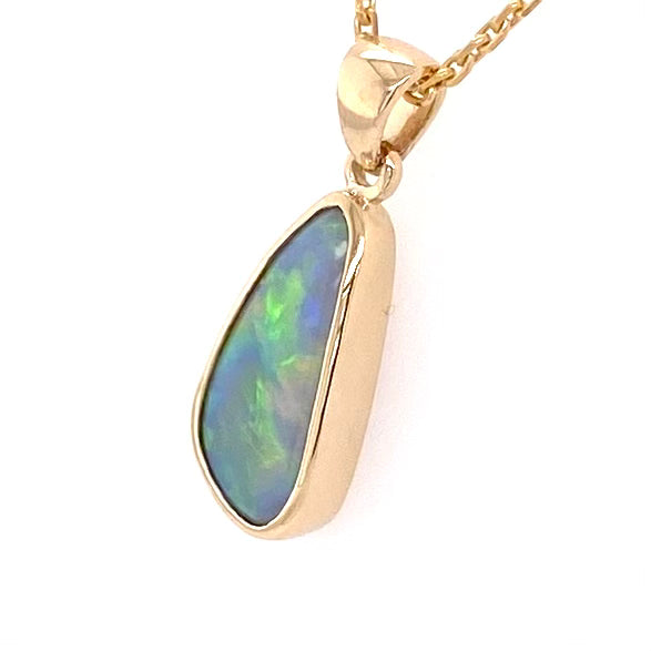 Vedhæng med en ægte solid opal fra vores mine i Lightning Ridge, Australien indfattet i 14 karat guld. Opalen er 2,26 ct, og bodytone er N6.