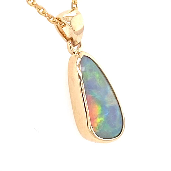 Vedhæng med en ægte solid opal fra vores mine i Lightning Ridge, Australien indfattet i 14 karat guld. Opalen er 2,26 ct, og bodytone er N6.