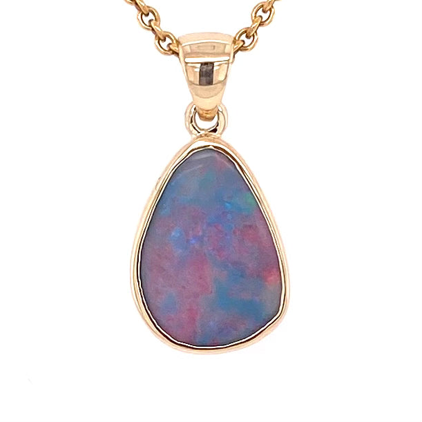 Vedhæng med en ægte solid opal fra vores mine i Lightning Ridge, Australien indfattet i 14 karat guld. Opalen er 2,32 ct, og bodytone er N5.