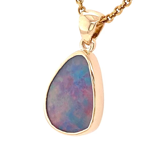Vedhæng med en ægte solid opal fra vores mine i Lightning Ridge, Australien indfattet i 14 karat guld. Opalen er 2,32 ct, og bodytone er N5.