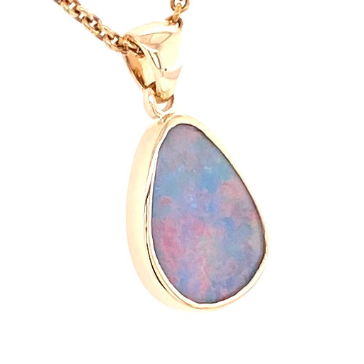 Vedhæng med en ægte solid opal fra vores mine i Lightning Ridge, Australien indfattet i 14 karat guld. Opalen er 2,32 ct, og bodytone er N5.