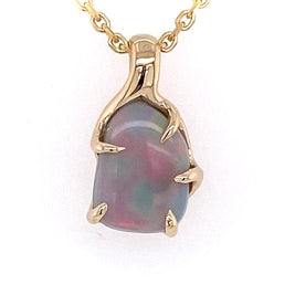 Vedhæng med en ægte solid opal fra vores mine i Lightning Ridge, Australien indfattet i 14 karat guld. Opalen er 1,76 ct, og bodytone er N6/N7.