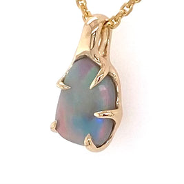 Vedhæng med en ægte solid opal fra vores mine i Lightning Ridge, Australien indfattet i 14 karat guld. Opalen er 1,76 ct, og bodytone er N6/N7.