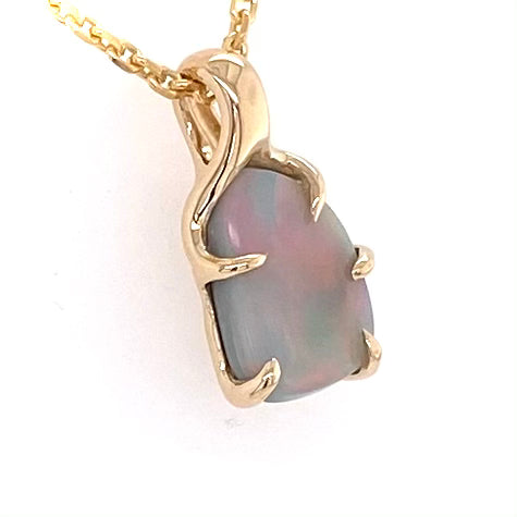 Vedhæng med en ægte solid opal fra vores mine i Lightning Ridge, Australien indfattet i 14 karat guld. Opalen er 1,76 ct, og bodytone er N6/N7.