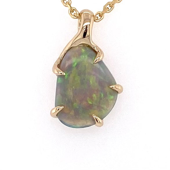 Vedhæng med en ægte solid opal fra vores mine i Lightning Ridge, Australien indfattet i 14 karat guld. Opalen er 1,46 ct, og bodytone er N6.