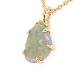 Vedhæng med en ægte solid opal fra vores mine i Lightning Ridge, Australien indfattet i 14 karat guld. Opalen er 1,46 ct, og bodytone er N6.