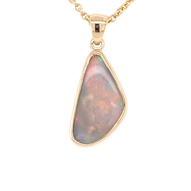 Vedhæng med en ægte solid opal fra vores mine i Lightning Ridge, Australien indfattet i 14 karat guld. Opalen er 2,14 ct, og bodytone er N6.