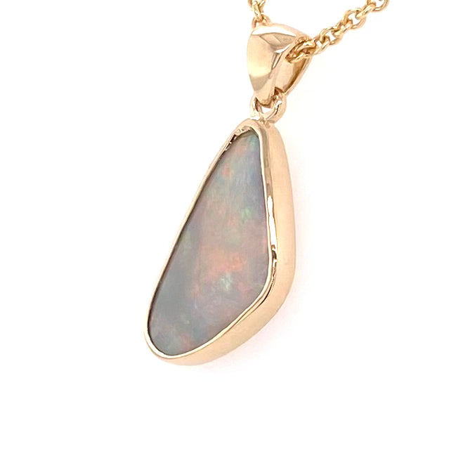 Vedhæng med en ægte solid opal fra vores mine i Lightning Ridge, Australien indfattet i 14 karat guld. Opalen er 2,14 ct, og bodytone er N6.