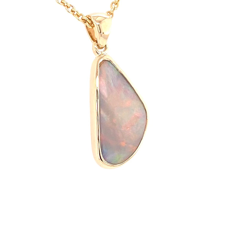 Vedhæng med en ægte solid opal fra vores mine i Lightning Ridge, Australien indfattet i 14 karat guld. Opalen er 2,14 ct, og bodytone er N6.