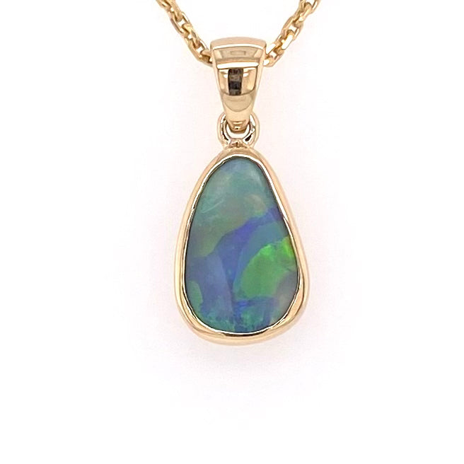 Vedhæng med en ægte solid opal fra vores mine i Lightning Ridge, Australien indfattet i 14 karat guld. Opalen er 1,84 ct, og bodytone er N5.