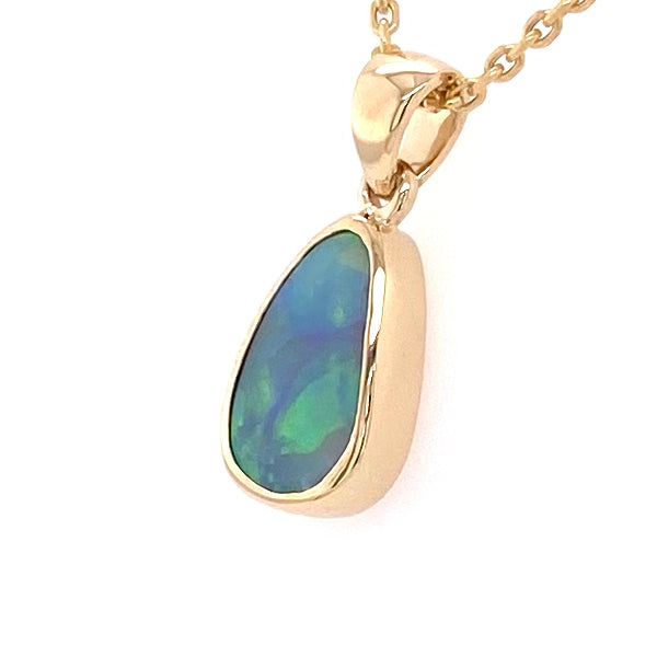 Vedhæng med en ægte solid opal fra vores mine i Lightning Ridge, Australien indfattet i 14 karat guld. Opalen er 1,84 ct, og bodytone er N5.