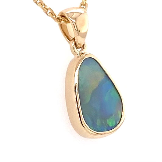 Vedhæng med en ægte solid opal fra vores mine i Lightning Ridge, Australien indfattet i 14 karat guld. Opalen er 1,84 ct, og bodytone er N5.