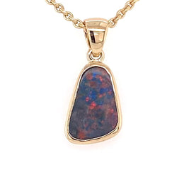 Vedhæng med en ægte solid opal fra vores mine i Lightning Ridge, Australien indfattet i 14 karat guld. Opalen er 1,08 ct, og bodytone er N2.