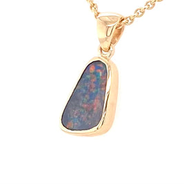 Vedhæng med en ægte solid opal fra vores mine i Lightning Ridge, Australien indfattet i 14 karat guld. Opalen er 1,08 ct, og bodytone er N2.