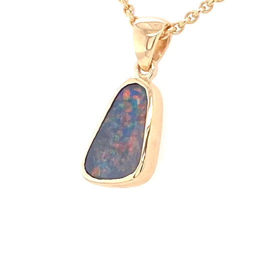 Vedhæng med en ægte solid opal fra vores mine i Lightning Ridge, Australien indfattet i 14 karat guld. Opalen er 1,08 ct, og bodytone er N2.