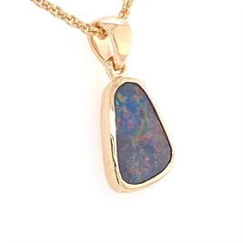 Vedhæng med en ægte solid opal fra vores mine i Lightning Ridge, Australien indfattet i 14 karat guld. Opalen er 1,08 ct, og bodytone er N2.