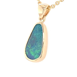 Vedhæng med en ægte solid opal fra vores mine i Lightning Ridge, Australien indfattet i 14 karat guld. Opalen er 1,70 ct, og bodytone er N3.