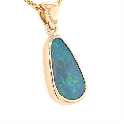 Vedhæng med en ægte solid opal fra vores mine i Lightning Ridge, Australien indfattet i 14 karat guld. Opalen er 1,70 ct, og bodytone er N3.