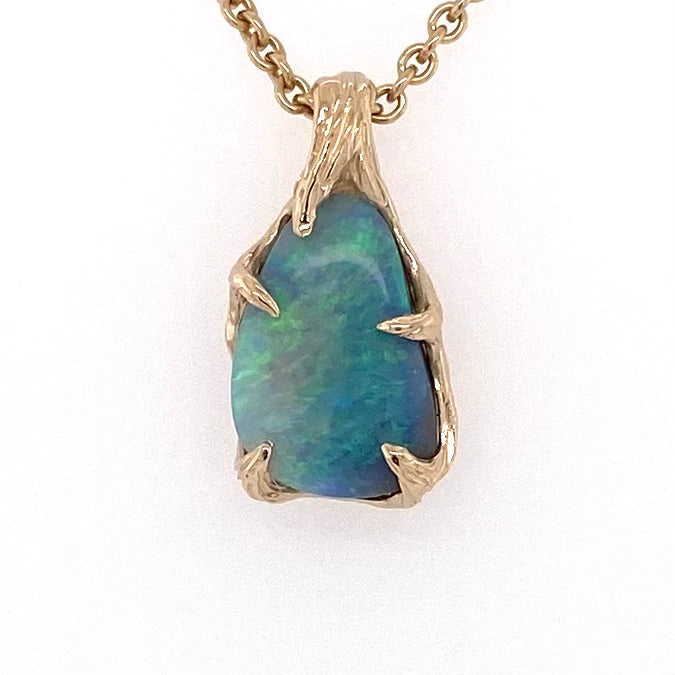 Vedhæng med en ægte solid opal fra vores mine i Lightning Ridge, Australien indfattet i 14 karat guld. Opalen er 2,47 ct, og bodytone er N5/N6.