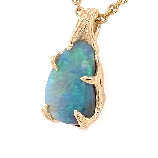 Vedhæng med en ægte solid opal fra vores mine i Lightning Ridge, Australien indfattet i 14 karat guld. Opalen er 2,47 ct, og bodytone er N5/N6.