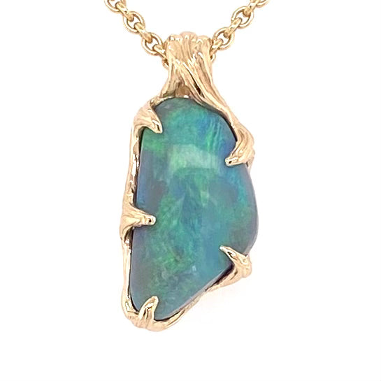 Vedhæng med en ægte solid opal fra vores mine i Lightning Ridge, Australien indfattet i 14 karat guld. Opalen er 2,94 ct, og bodytone er N5.