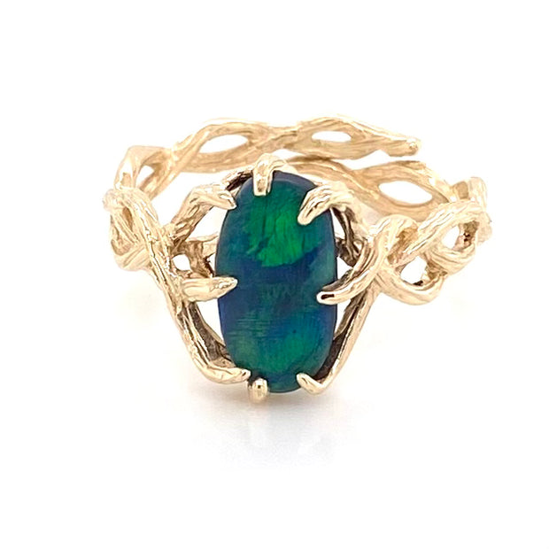 Ring med solid sort opal fra Australien i 14 Kt. guld. Kommer med certifikat.