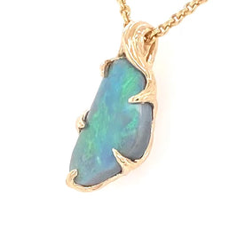 Vedhæng med en ægte solid opal fra vores mine i Lightning Ridge, Australien indfattet i 14 karat guld. Opalen er 2,94 ct, og bodytone er N5.