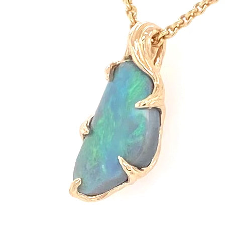 Vedhæng med en ægte solid opal fra vores mine i Lightning Ridge, Australien indfattet i 14 karat guld. Opalen er 2,94 ct, og bodytone er N5.