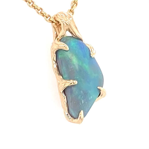 Vedhæng med en ægte solid opal fra vores mine i Lightning Ridge, Australien indfattet i 14 karat guld. Opalen er 2,94 ct, og bodytone er N5.