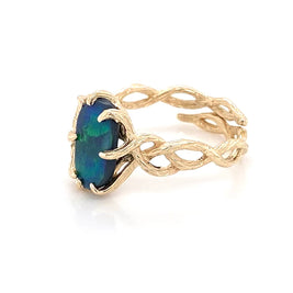 Ring med solid sort opal fra Australien i 14 Kt. guld. Kommer med certifikat.