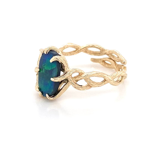 Ring med solid sort opal fra Australien i 14 Kt. guld. Kommer med certifikat.