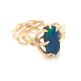 Ring med solid sort opal fra Australien i 14 Kt. guld. Kommer med certifikat.