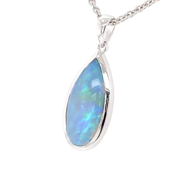 Vedhæng med en ægte solid krystal opal fra Australien indfattet i rhodineret sterling sølv.
