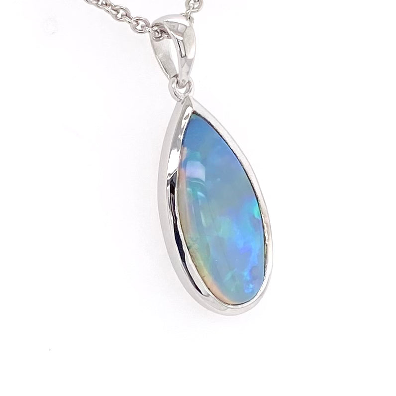 Vedhæng med en ægte solid krystal opal fra Australien indfattet i rhodineret sterling sølv.
