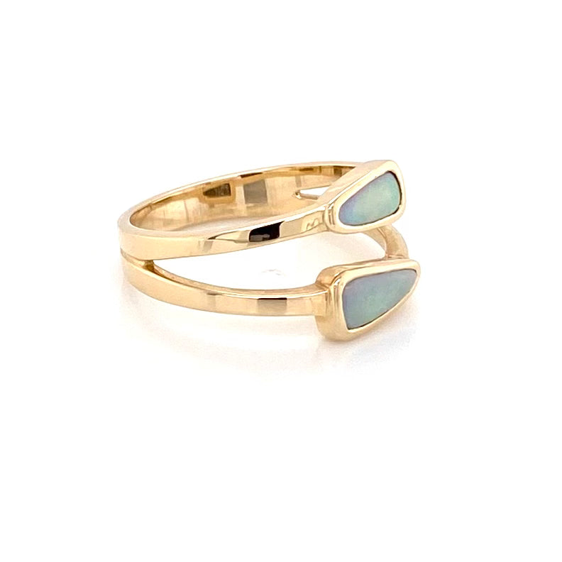 Ring med ægte solide boulder opaler fra Australien indfattet i 14 karat guld. Ringen kommer med  certifikat.