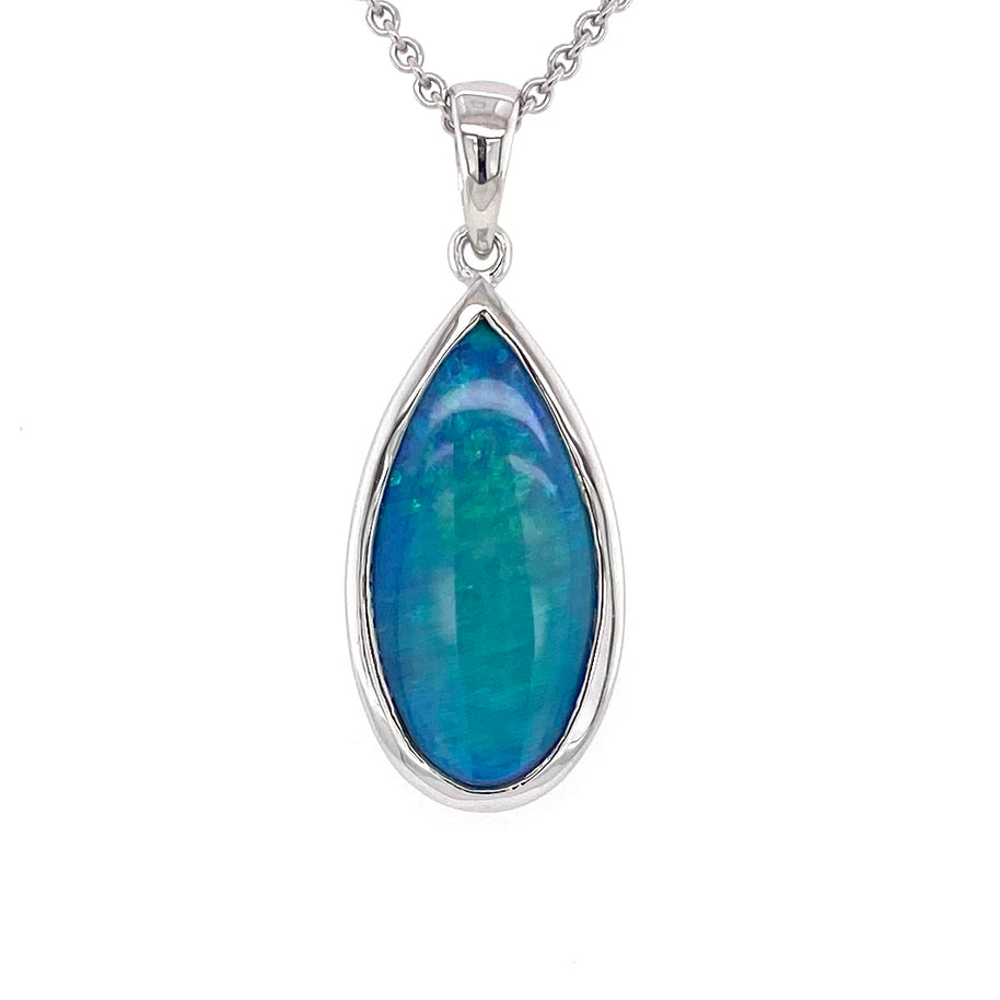 Vedhæng med en ægte solid krystal opal fra Australien indfattet i rhodineret sterling sølv.