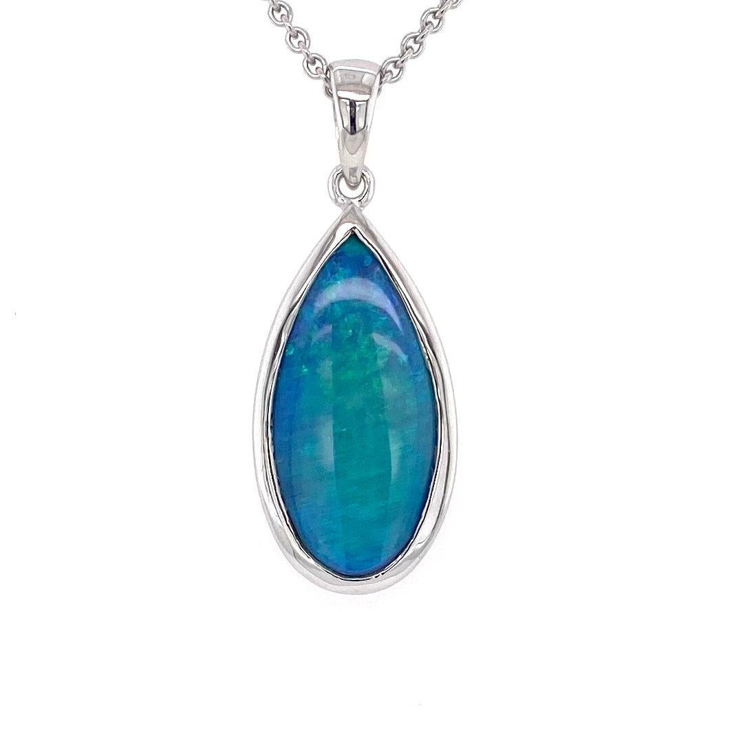 Vedhæng med en ægte solid krystal opal fra Australien indfattet i rhodineret sterling sølv.
