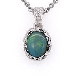 Vedhæng med en ægte solid krystal opal fra Australien indfattet i et rustikt vedhæng med organiske former i sterling sølv.