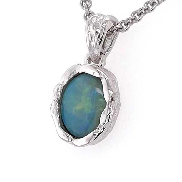 Vedhæng med en ægte solid krystal opal fra Australien indfattet i et rustikt vedhæng med organiske former i sterling sølv.