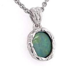 Vedhæng med en ægte solid krystal opal fra Australien indfattet i et rustikt vedhæng med organiske former i sterling sølv.