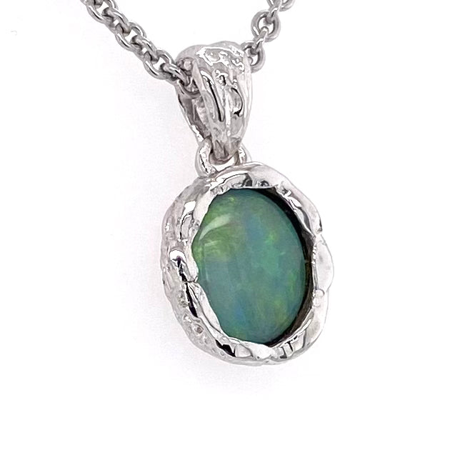 Vedhæng med en ægte solid krystal opal fra Australien indfattet i et rustikt vedhæng med organiske former i sterling sølv.