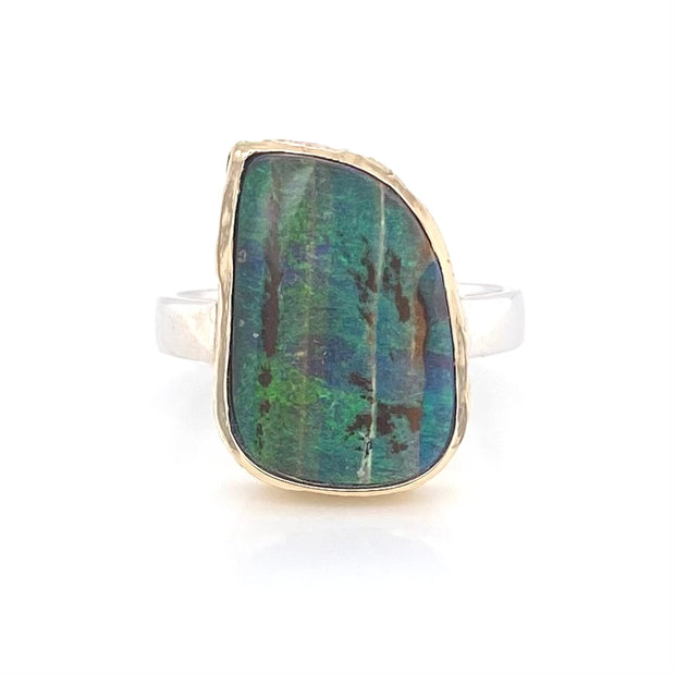 Ring med ægte solid boulder opal fra Australien indfattet i 14 karat guld og båndet er lavet af sterling sølv. Kommer med certifikat.