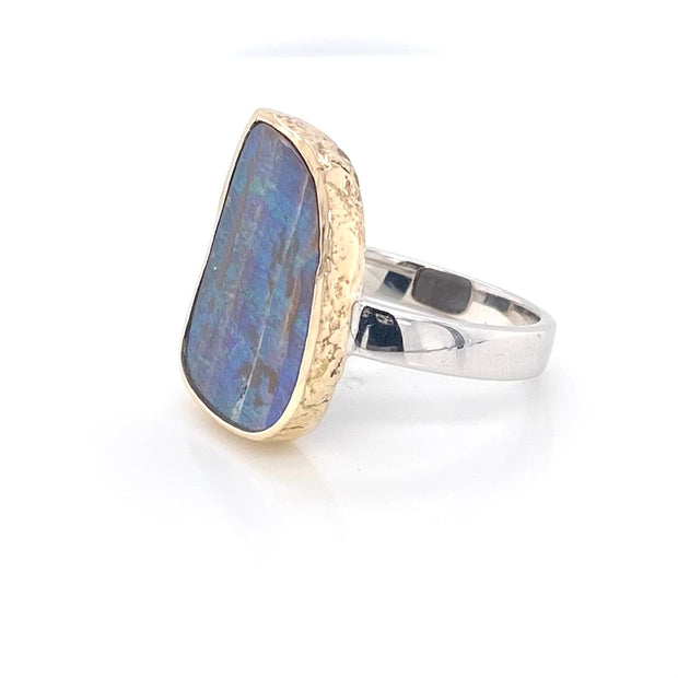 Ring med ægte solid boulder opal fra Australien indfattet i 14 karat guld og båndet er lavet af sterling sølv. Kommer med certifikat.