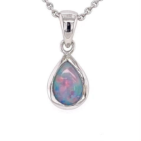 Vedhæng med en ægte solid krystal opal fra Australien indfattet i rhodineret sterling sølv.