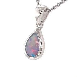 Vedhæng med en ægte solid krystal opal fra Australien indfattet i rhodineret sterling sølv.