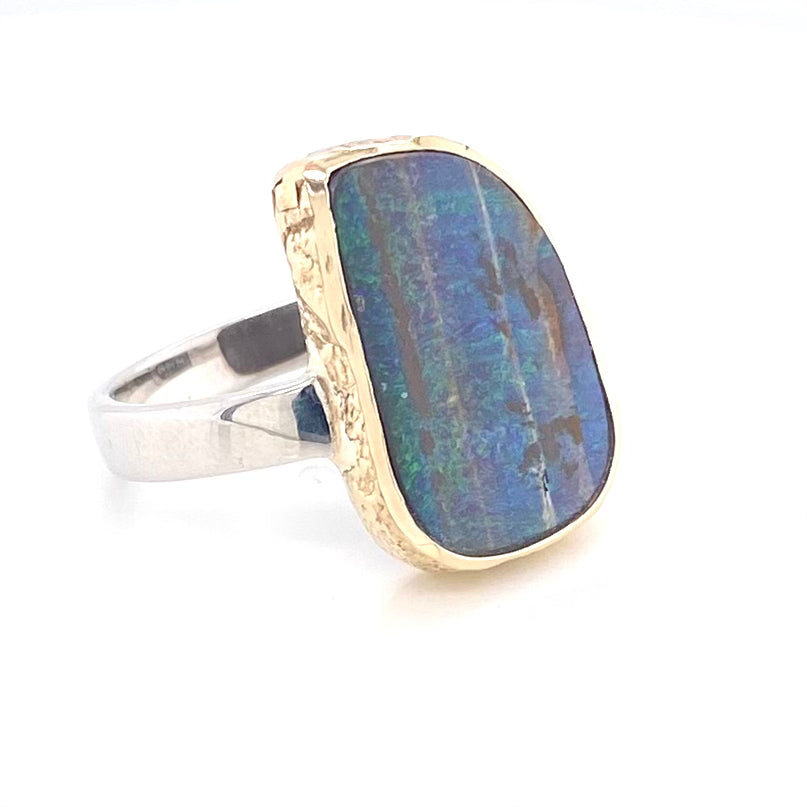 Ring med ægte solid boulder opal fra Australien indfattet i 14 karat guld og båndet er lavet af sterling sølv. Kommer med certifikat.