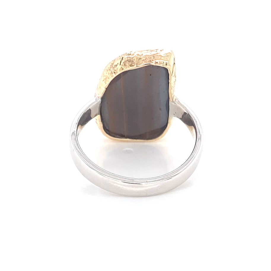 Ring med ægte solid boulder opal fra Australien indfattet i 14 karat guld og båndet er lavet af sterling sølv. Kommer med certifikat.