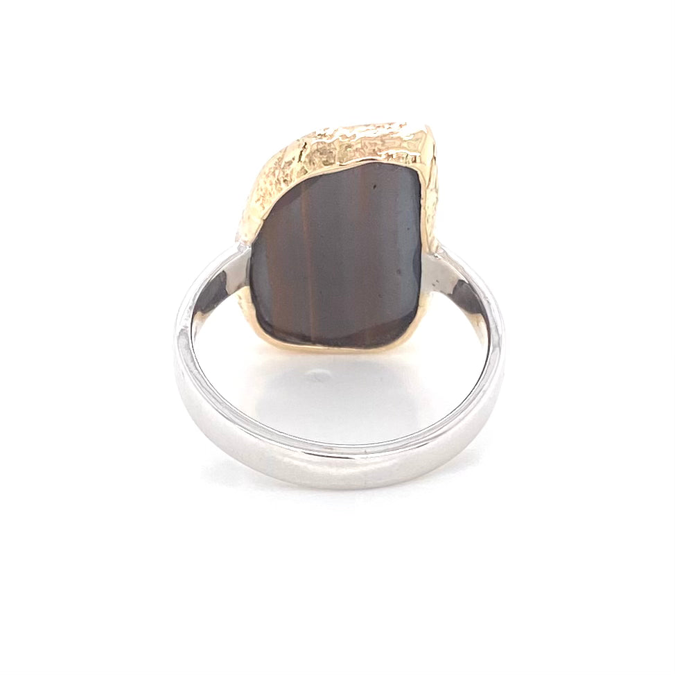 Ring med ægte solid boulder opal fra Australien indfattet i 14 karat guld og båndet er lavet af sterling sølv. Kommer med certifikat.